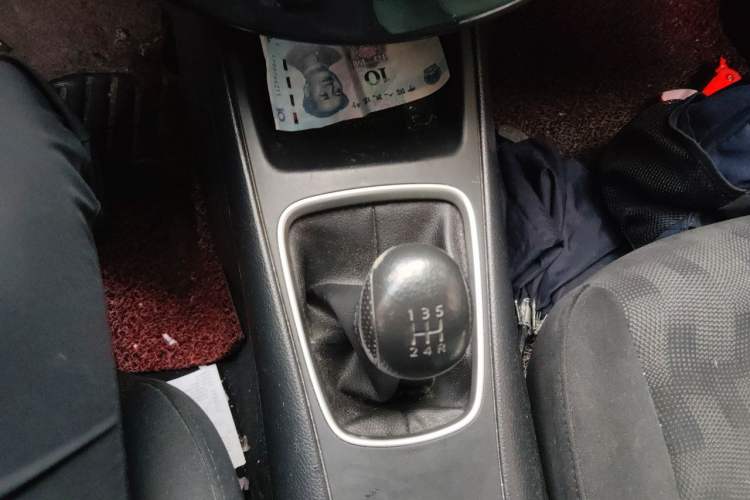 Used Nissan Tiida 2014 1.6L Manual Comfort Model Gear Lever