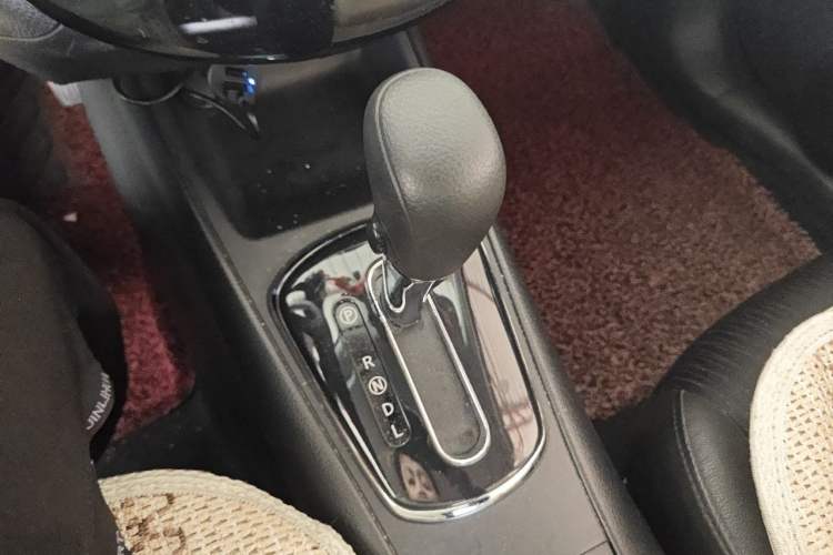 Used Nissan Tiida 2014 1.6L CVT Cool Cafe Edition Gear Lever