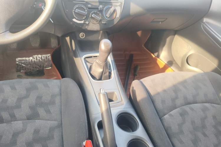 Used Nissan Tiida 2014 1.6L Manual Comfort Model Gear Lever