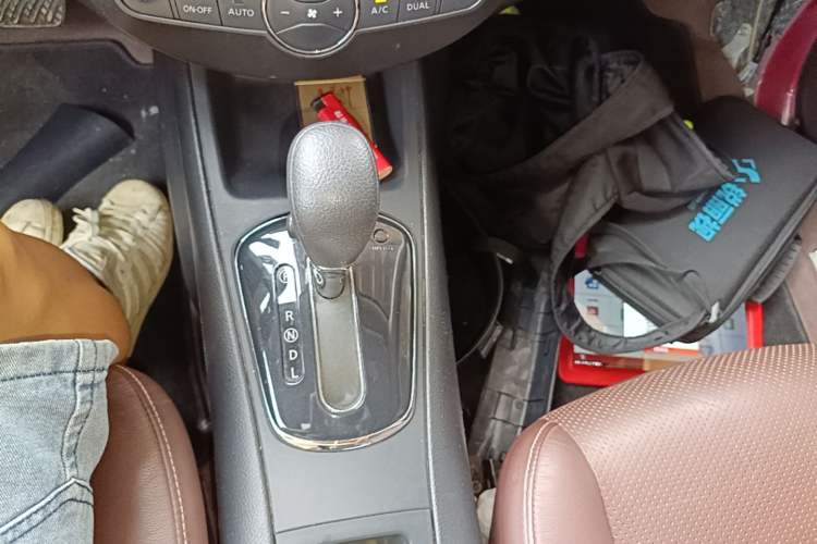 Used Nissan Tiida 2014 1.6L CVT Cool Cafe Edition Gear Lever