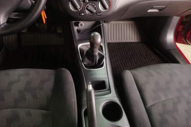 Used Nissan Tiida 2014 1.6L Manual Comfort Model Gear Lever