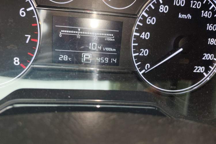 Used Nissan Tiida 2014 1.6L CVT Smart Model Odometer Close Up