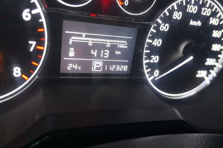 Used Nissan Tiida 2014 1.6L CVT Smart Model Odometer Close Up