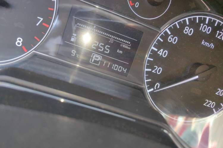 Used Nissan Tiida 2014 1.6L CVT Smart Model Odometer Close Up