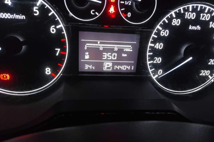 Used Nissan Tiida 2014 1.6L CVT Cool Cafe Edition Odometer Close Up