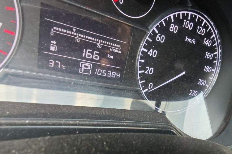 Used Nissan Tiida 2014 1.6L CVT Cool Cafe Edition Odometer Close Up