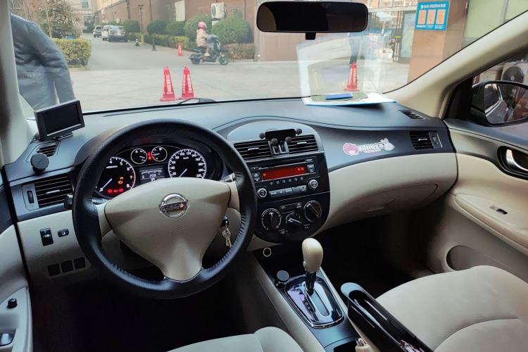 Used Nissan Tiida 2014 1.6L CVT Comfort Model Center Console