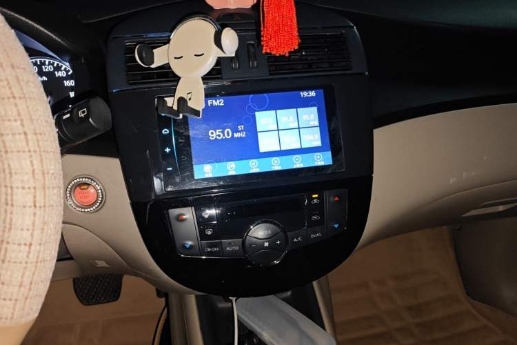 Used Nissan Tiida 2014 1.6L CVT Cool Cafe Edition Audio And AC Panel