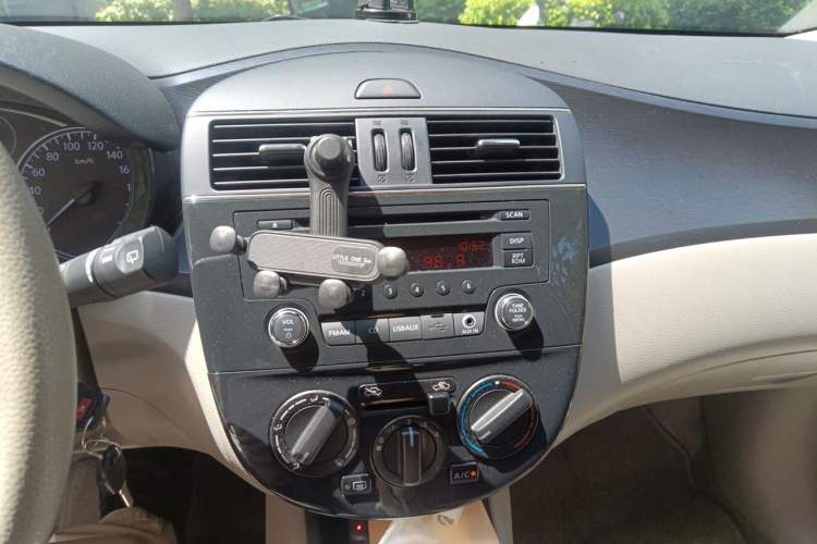 Used Nissan Tiida 2014 1.6L CVT Comfort Model Audio And AC Panel