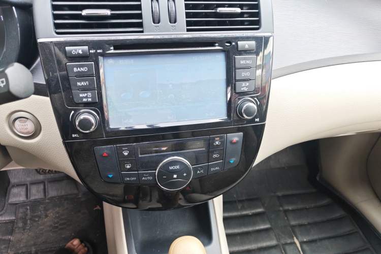 Used Nissan Tiida 2014 1.6L CVT Smart Model Audio And AC Panel