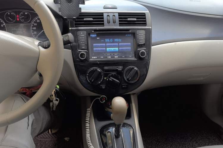 Used Nissan Tiida 2014 1.6L CVT Comfort Model Audio And AC Panel