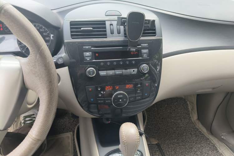 Used Nissan Tiida 2014 1.6L CVT Cool Cafe Edition Audio And AC Panel