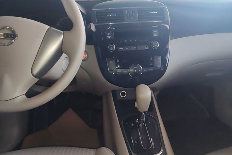 Used Nissan Tiida 2014 1.6L CVT Smart Model Center Console