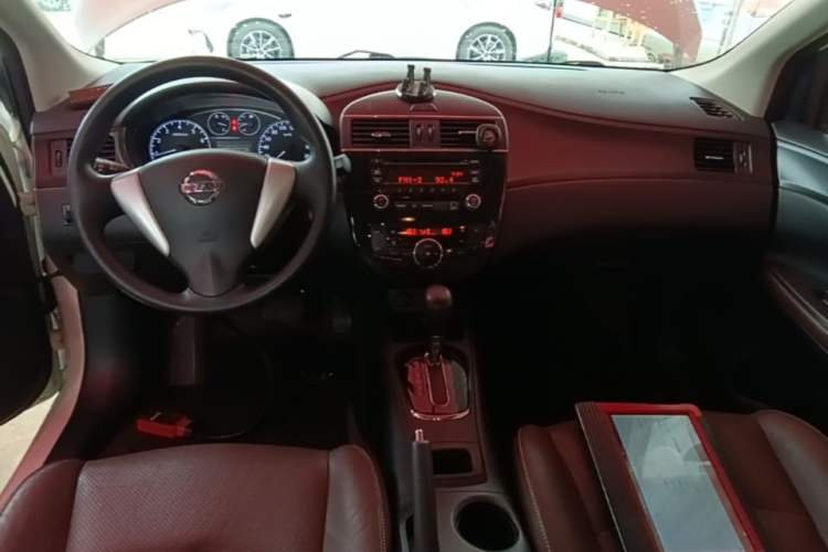 Used Nissan Tiida 2014 1.6L CVT Cool Cafe Edition Center Console