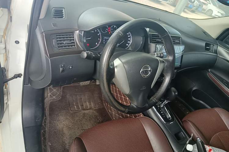 Used Nissan Tiida 2014 1.6L CVT Smart Model Center Console