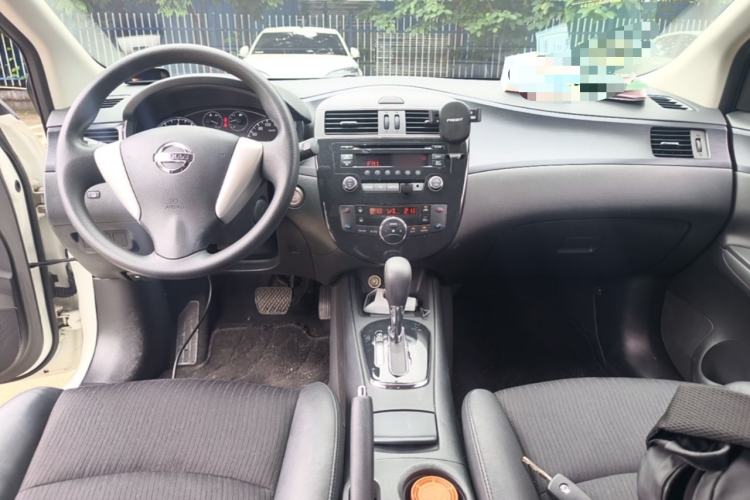 Used Nissan Tiida 2014 1.6L CVT Smart Model Center Console