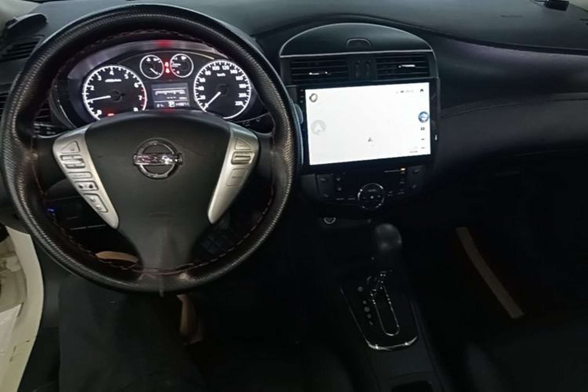 Used Nissan Tiida 2014 1.6L CVT Smart Model Center Console