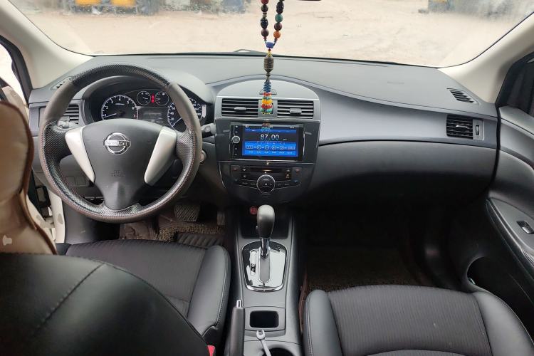 Used Nissan Tiida 2014 1.6L CVT Smart Model Center Console