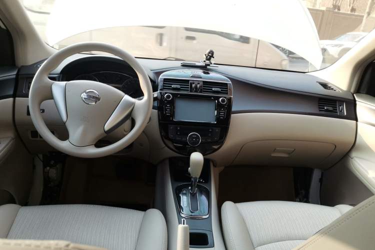 Used Nissan Tiida 2014 1.6L CVT Smart Model Center Console