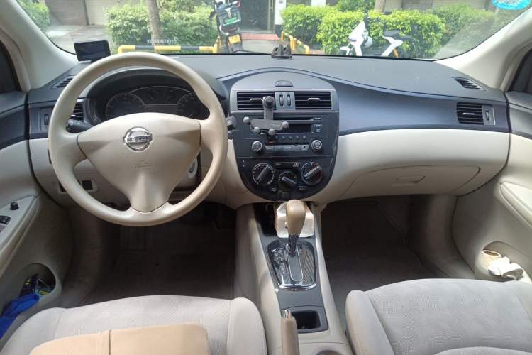 Used Nissan Tiida 2014 1.6L CVT Comfort Model Center Console