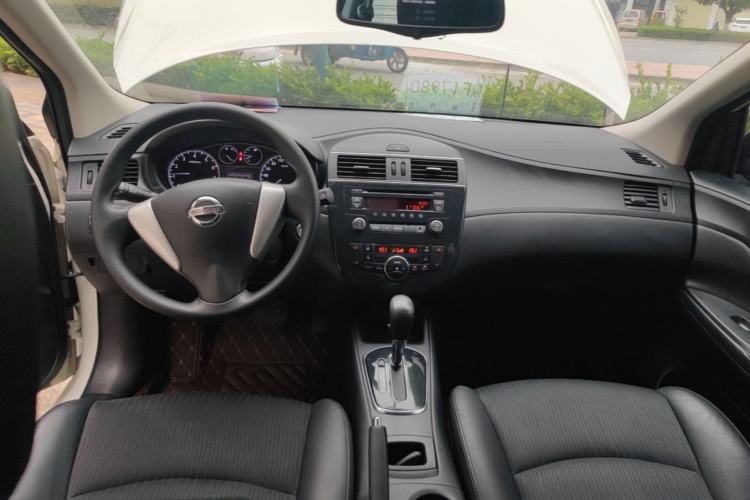 Used Nissan Tiida 2014 1.6L CVT Smart Model Center Console