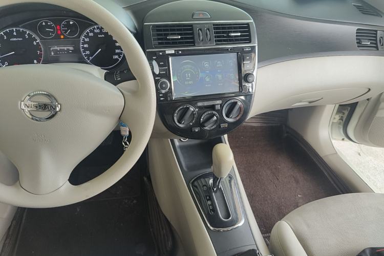 Used Nissan Tiida 2014 1.6L CVT Comfort Model Center Console
