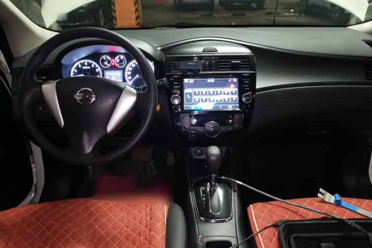 Used Nissan Tiida 2014 1.6L CVT Smart Model Center Console