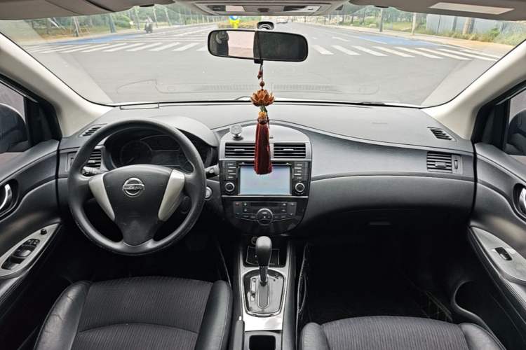 Used Nissan Tiida 2014 1.6L CVT Smart Model Center Console