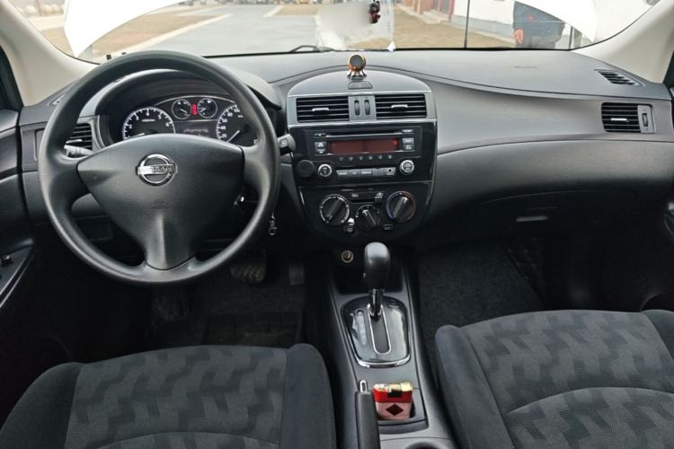 Used Nissan Tiida 2014 1.6L CVT Comfort Model Center Console