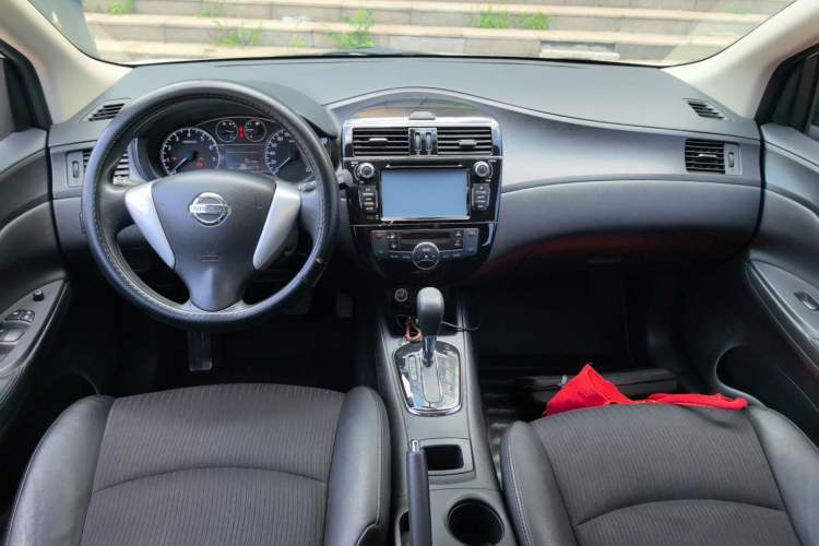 Used Nissan Tiida 2014 1.6L CVT Smart Model Center Console