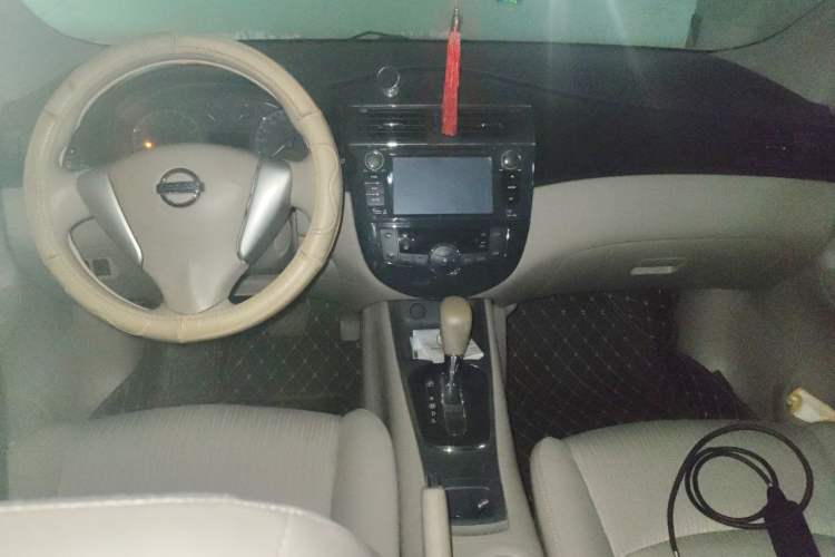 Used Nissan Tiida 2014 1.6L CVT Smart Model Center Console