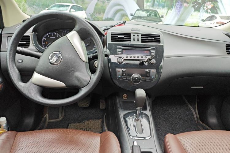 Used Nissan Tiida 2014 1.6L CVT Cool Cafe Edition Center Console