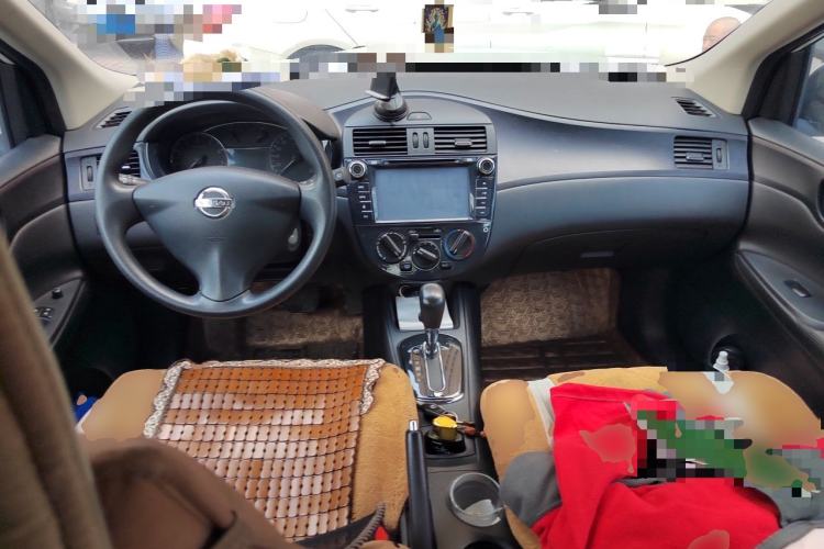 Used Nissan Tiida 2014 1.6L CVT Comfort Model Center Console