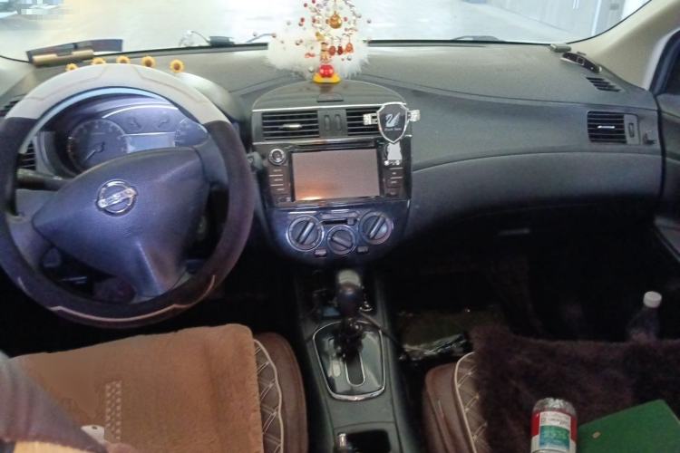 Used Nissan Tiida 2014 1.6L CVT Comfort Model Center Console