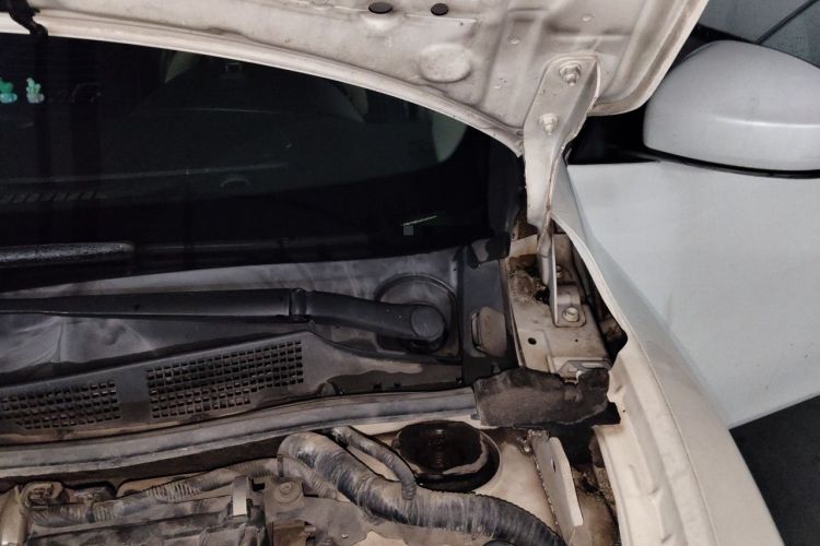 Used Nissan Tiida 2014 1.6L CVT Smart Model Engine Bay Left
