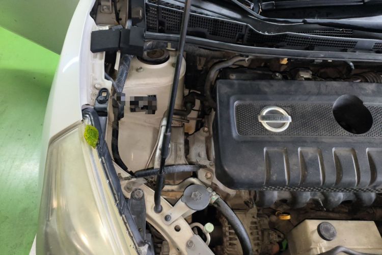 Used Nissan Tiida 2014 1.6L CVT Smart Model Engine Bay Right