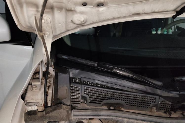 Used Nissan Tiida 2014 1.6L CVT Smart Model Engine Bay Right