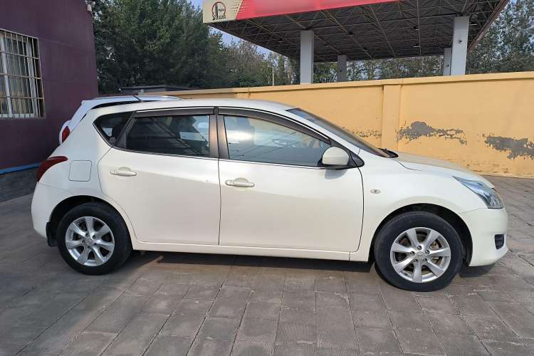 Used Nissan Tiida 2014 1.6L Manual Comfort Model Exterior 2