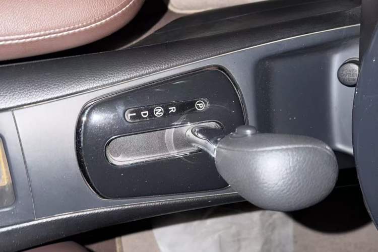 Used Nissan Tiida 2014 1.6L CVT Cool Cafe Edition Gear Lever