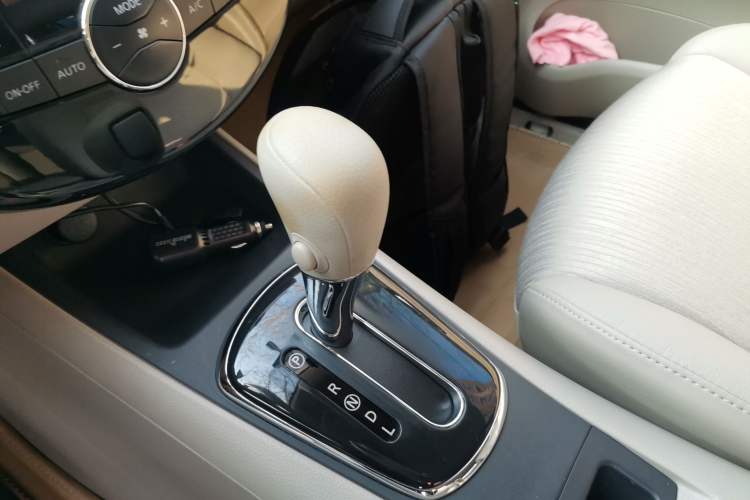 Used Nissan Tiida 2014 1.6L CVT Smart Model Gear Lever
