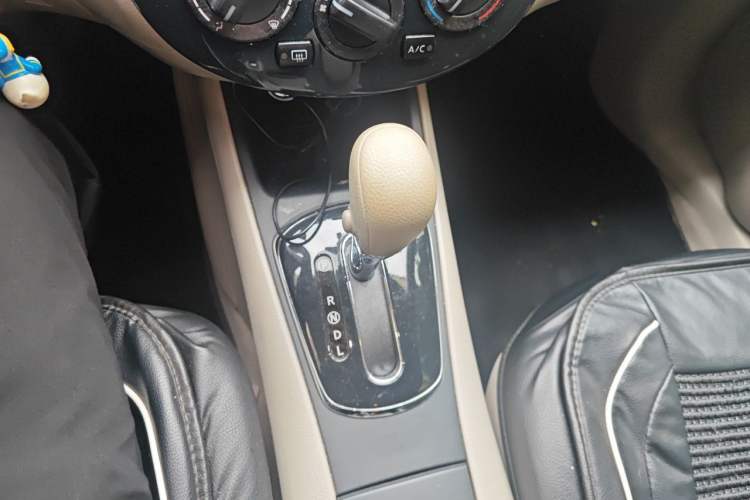 Used Nissan Tiida 2014 1.6L CVT Smart Model Gear Lever