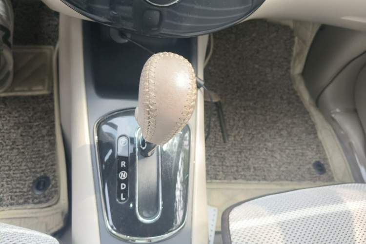 Used Nissan Tiida 2014 1.6L CVT Cool Cafe Edition Gear Lever