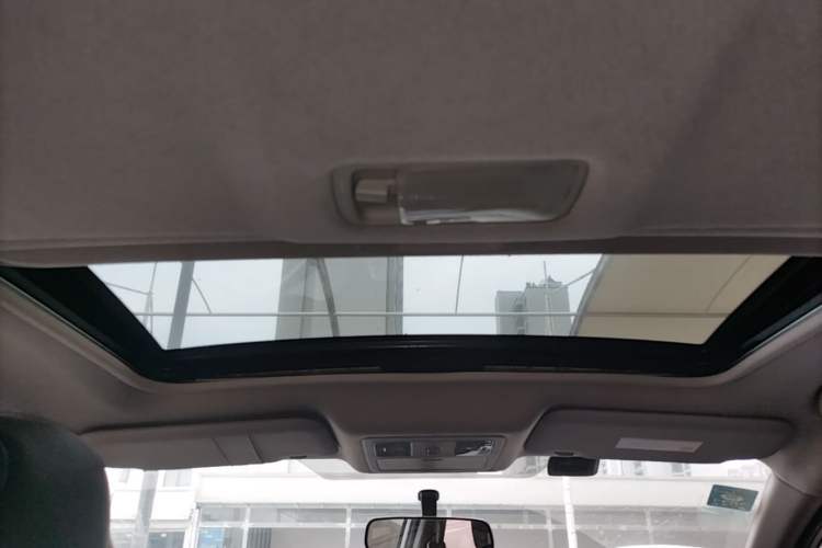 Used Nissan Tiida 2014 1.6L CVT Smart Model Headliner