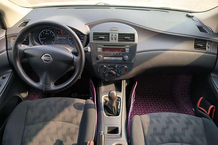 Used Nissan Tiida 2014 1.6L Manual Comfort Model Interior 3