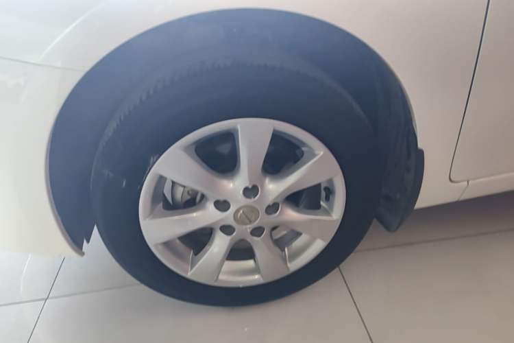 Used Nissan Tiida 2014 1.6L CVT Smart Model Left Front Wheel Hub