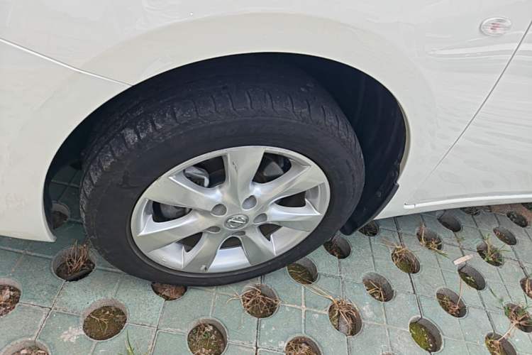 Used Nissan Tiida 2014 1.6L CVT Comfort Model Left Front Wheel Hub