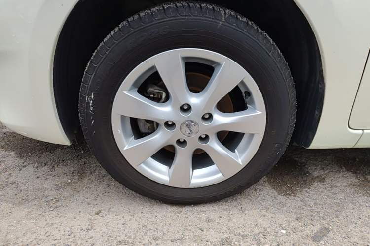 Used Nissan Tiida 2014 1.6L CVT Smart Model Left Front Wheel Hub