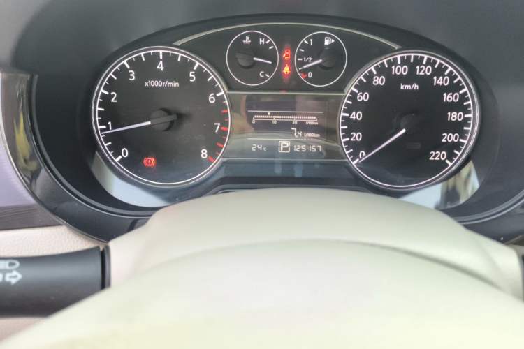 Used Nissan Tiida 2014 1.6L CVT Smart Model Odometer Close Up