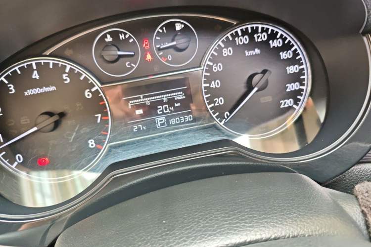 Used Nissan Tiida 2014 1.6L CVT Smart Model Odometer Close Up
