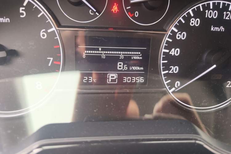 Used Nissan Tiida 2014 1.6L CVT Smart Model Odometer Close Up